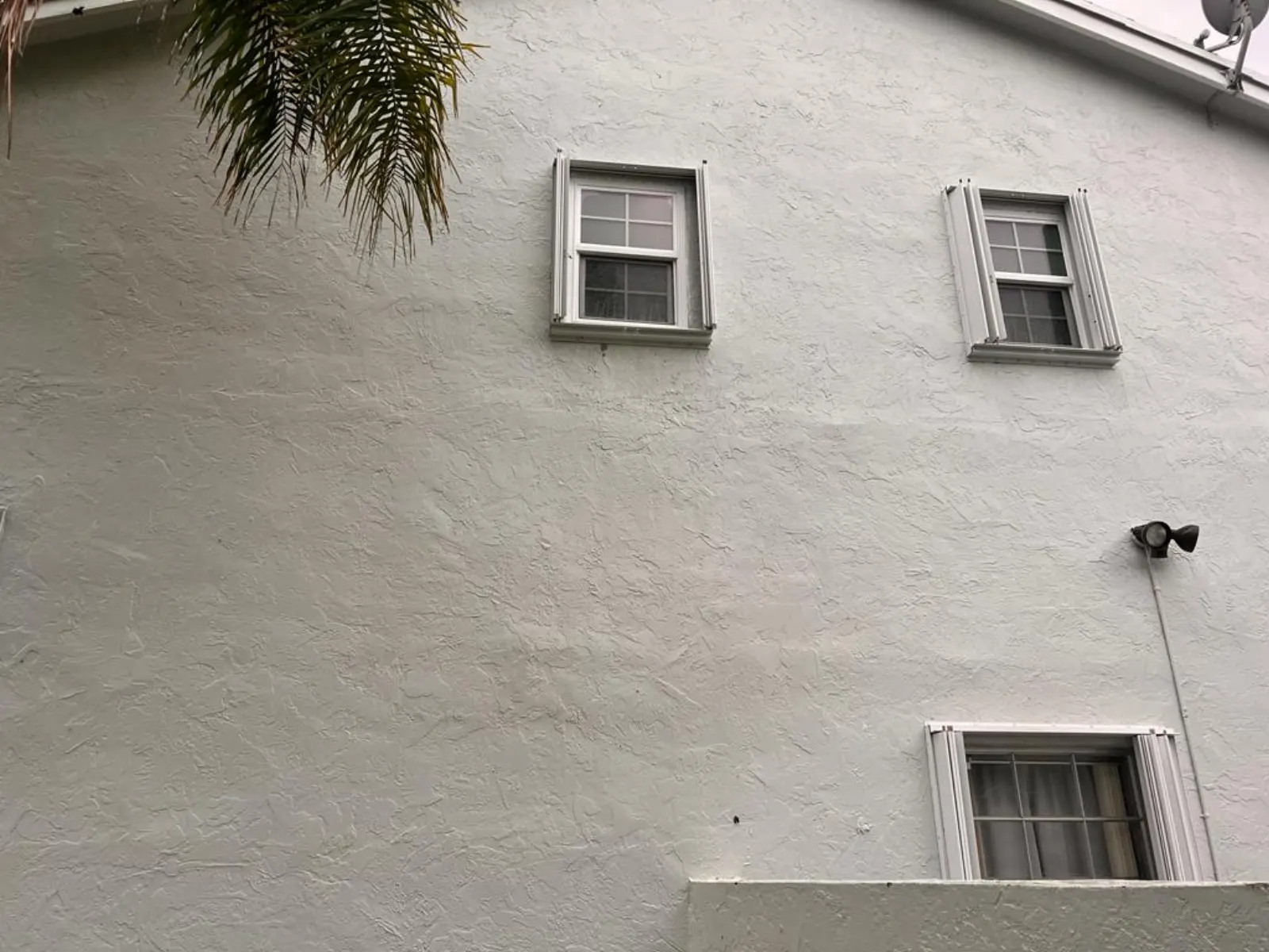 Exterior wall pressure washing and facade surface cleaning
